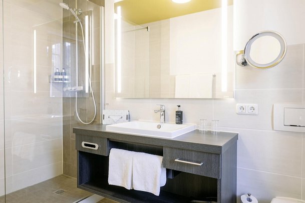 HENRI Hotel Garmisch-Partenkirchen - Beispiel Bad Doppelzimmer Chambre (Zimmercodierungen DB1 & DB2)
