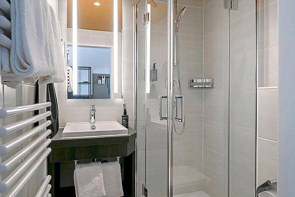 HENRI Hotel Garmisch-Partenkirchen - Beispiel Bad Doppelzimmer Kabinett (Zimmercodierung K)