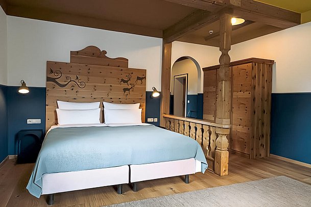 HENRI Hotel Garmisch-Partenkirchen - Wohnbeispiel Doppelzimmer Salon mit Balkon (Zimmercodierung SLB)