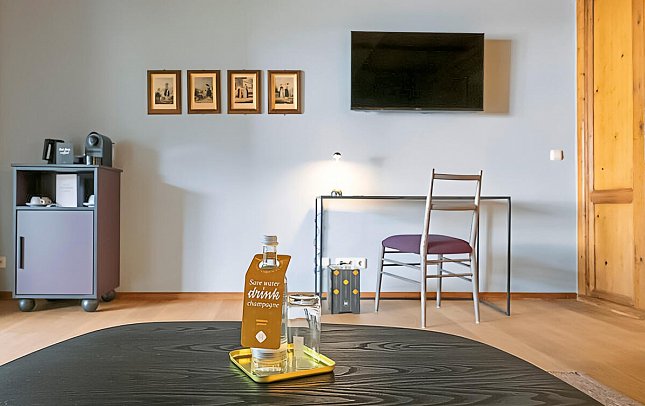 HENRI Hotel Garmisch-Partenkirchen - Wohnbeispiel Doppelzimmer Salon mit Balkon (Zimmercodierung SLB)