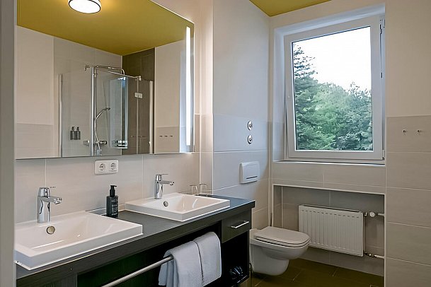 HENRI Hotel Garmisch-Partenkirchen - Beispiel Bad Wohnbeispiel Doppelzimmer Salon mit Balkon (Zimmercodierung SLB)