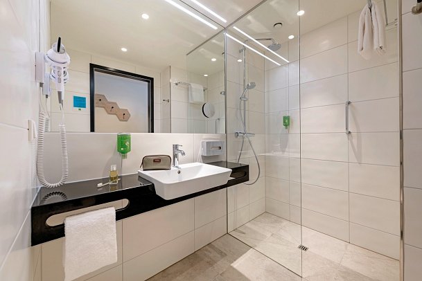 ibis Styles Bad Reichenhall - Wohnbeispiel Bad Doppelzimmer Komfort (Zimmercodierung DF1)