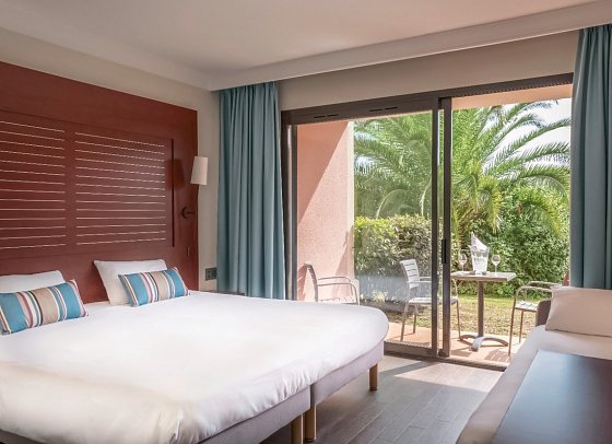 Les Jardins de Sainte Maxime - Wohnbeispiel Dreibettzimmer Poolblick (Zimmercodierung T1P)