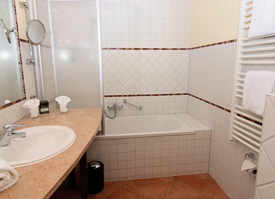 Hotel Gut Schmelmerhof - Beispiel Bad Doppelzimmer Classic Lerchenhaid (Zimmercodierung DB1)