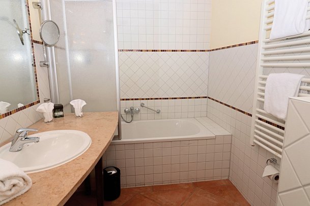 Hotel Gut Schmelmerhof - Beispiel Bad Doppelzimmer Classic Lerchenhaid (Zimmercodierung DB1)