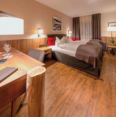 Hotel Bavaria - Wohnbeispiel Doppelzimmer Gartenblick Balkon (Zimmercodierung DB1)