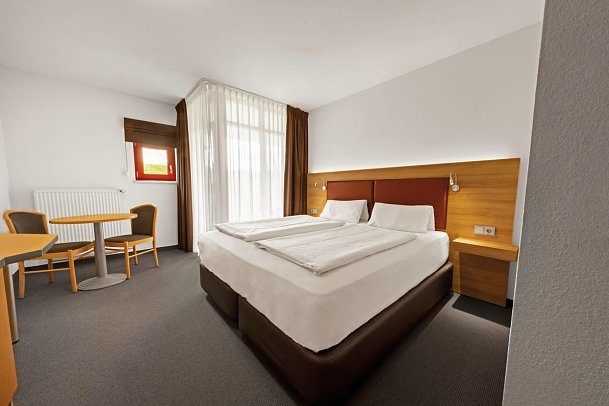 Donna Hotel Klosterhof - Wohnbeispiel Doppelzimmer Blick zum Hohen Bogen (Zimmercodierung DB2)