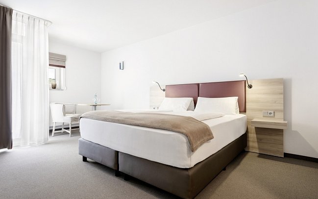 Donna Hotel Klosterhof - Wohnbeispiel Doppelzimmer Blick zum Hohen Bogen (Zimmercodierung DB2)