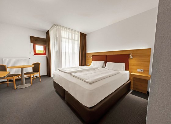 Donna Hotel Klosterhof - Wohnbeispiel Doppelzimmer Blick zum Hohen Bogen (Zimmercodierungen DB2 & DB8)