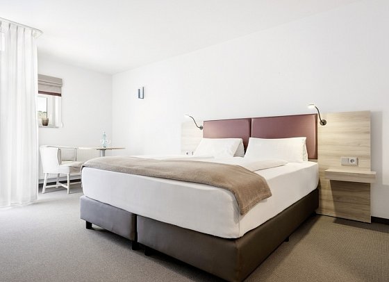 Donna Hotel Klosterhof - Wohnbeispiel Doppelzimmer Blick zum Hohen Bogen (Zimmercodierungen DB2, DB8 & DC9)