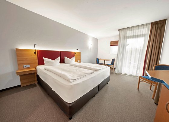 Donna Hotel Klosterhof - Wohnbeispiel Doppelzimmer Blick zum Hohen Bogen (Zimmercodierungen DB2 & DB8)