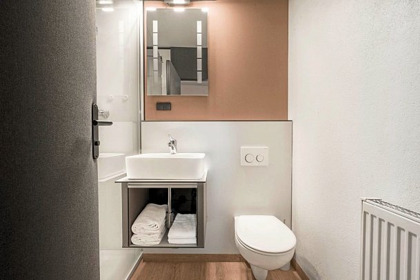 Donna Landhotel Rosenberger - Beispiel Bad (Zimmercodierungen DB1, DC1, DB2, SB1, SB2, SF1, SF2, AB1 & AB2)