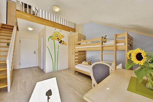 Sonnenhotel Bayerischer Hof - Wohnbeispiel Familienzimmer Standard Galerie (Zimmercodierung FG1)