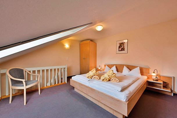 Sonnenhotel Bayerischer Hof - Wohnbeispiel Familienzimmer Standard Galerie (Zimmercodierung FG1)