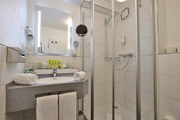 Sonnenhotel Bayerischer Hof - Beispiel Bad Familienzimmer Comfort Galerie (Zimmercodierung FF1)