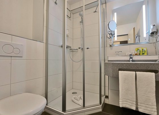 Sonnenhotel Bayerischer Hof - Beispiel Bad Doppelzimmer Standard (Zimmercodierungen DG1 & EC2)