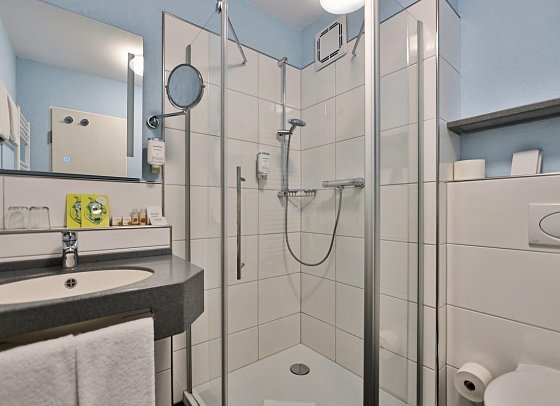 Sonnenhotel Bayerischer Hof - Beispiel Bad Doppelzimmer Komfort (Zimmercodierung DF1)