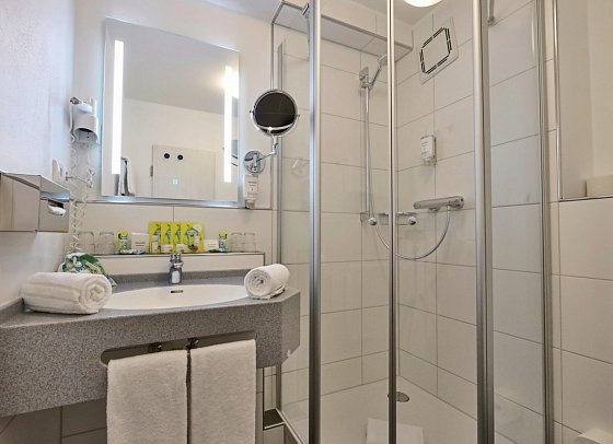 Sonnenhotel Bayerischer Hof - Beispiel Bad Familienzimmer Comfort Galerie (Zimmercodierung FF1)
