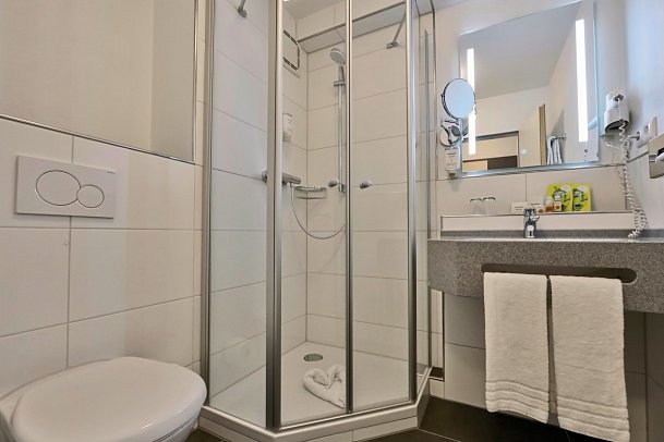 Sonnenhotel Bayerischer Hof - Beispiel Bad Doppelzimmer Standard (Zimmercodierungen DG1 & EC2)