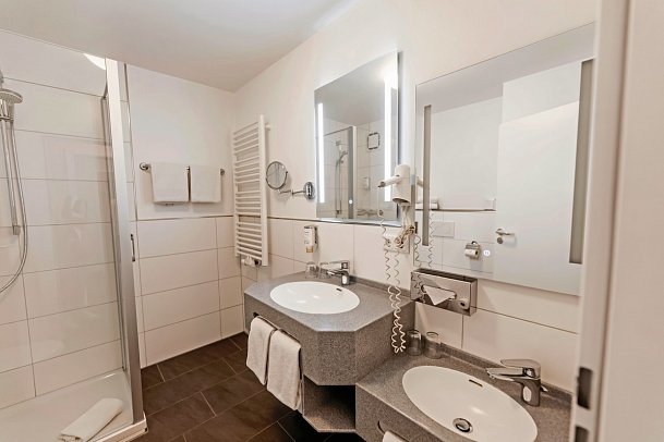 Sonnenhotel Bayerischer Hof - Beispiel Bad Appartement 1 Schlafzimmer Komfort (Zimmercodierung AF2)