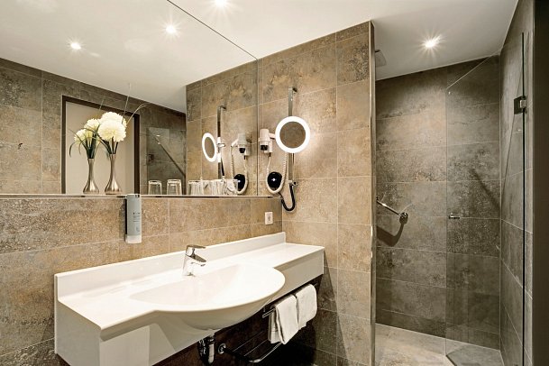 Parkhotel CUP VITALIS - Beispiel Bad Doppelzimmer Deluxe Balkon (Zimmercodierung DD1)