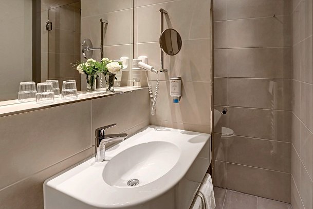 Parkhotel CUP VITALIS - Beispiel Bad Doppelzimmer Standard Balkon (Zimmercodierung DG1)