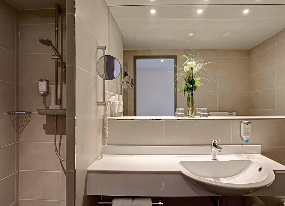 Parkhotel CUP VITALIS - Beispiel Bad Doppelzimmer Komfort Balkon (Zimmercodierung DF1)