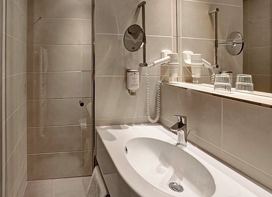 Parkhotel CUP VITALIS - Beispiel Bad Einzelzimmer Economy Balkon (Zimmercodierung EE1)