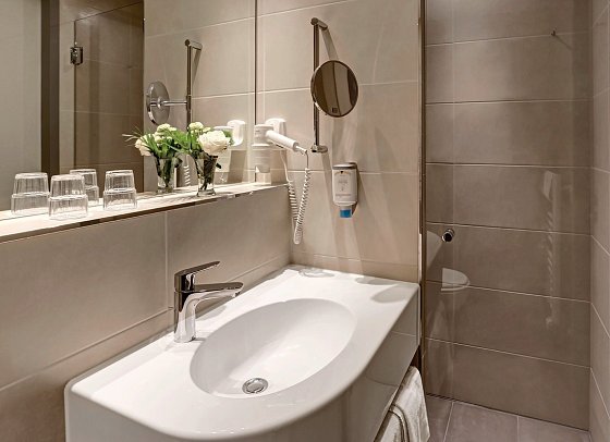 Parkhotel CUP VITALIS - Beispiel Bad Doppelzimmer Standard Balkon (Zimmercodierung DG1)