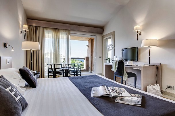 L'Ea Bianca Luxury Resort - Wohnbeispiel Doppelzimmer Superior Meerblick (Zimmercodierung DSM)