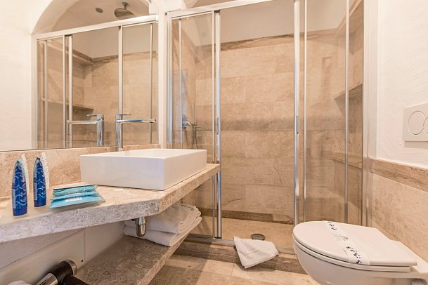 Club Hotel Baja Sardinia - Wohnbeispiel Doppelzimmer Deluxe Meerblick (Zimmercodierung DDM)