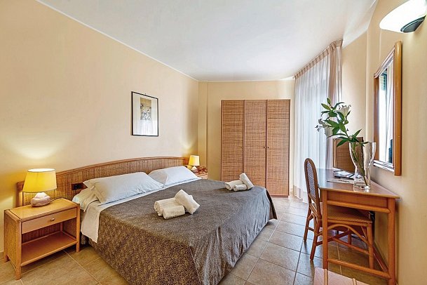 Rina Hotel - Wohnbeispiel Doppelzimmer Standard Meerblick (Zimmercodierung DGM)