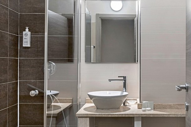 Rina Hotel - Wohnbeispiel Doppelzimmer Standard Meerblick (Zimmercodierungen DGM & DG2)