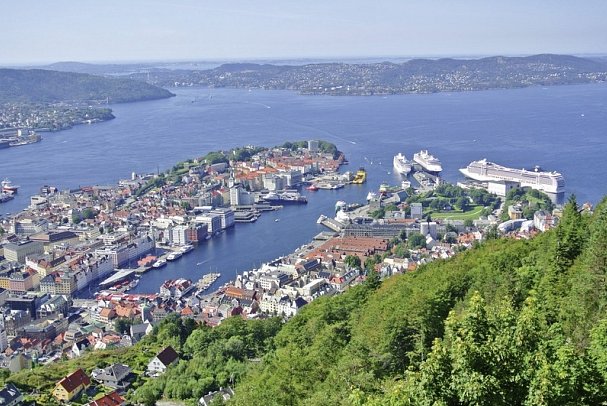 Erlebnis Bergenbahn im Sommer - Ausblick vom Fløyen