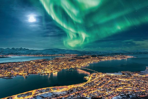 Das Beste aus Fjord- und Nordnorwegen im Winter - Nordlicht über Tromsø