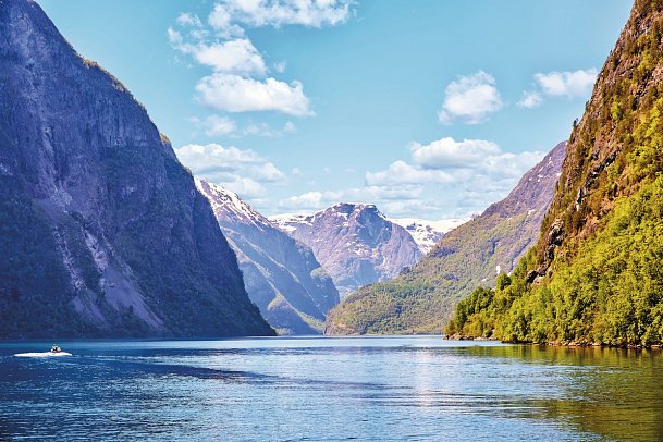 Mit Schiff und Bahn von Oslo nach Bergen - Næroyfjord