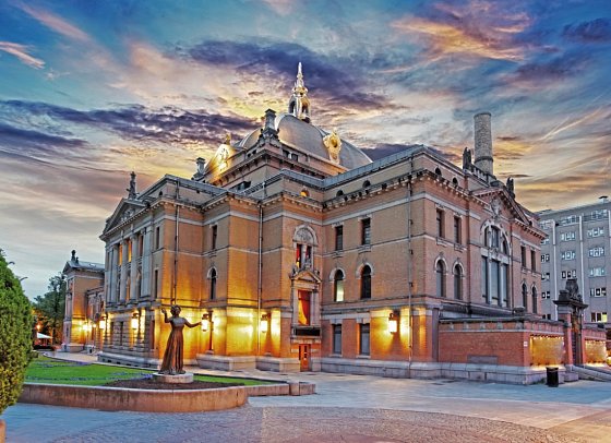 Mit Postschiff und Bahn durch Norwegen - Nationaltheater Oslo
