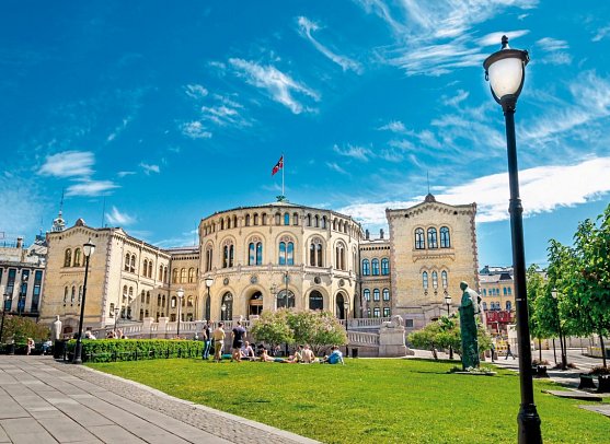 Mit Postschiff und Bahn durch Norwegen - Parlament, Oslo