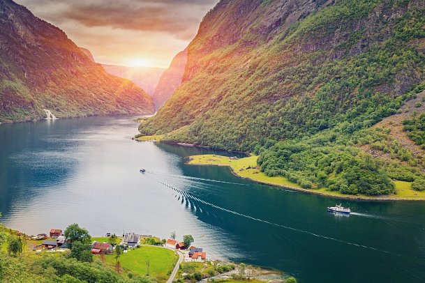 Reisevariante Mit Postschiff und Bahn durch Norwegen - Næroyfjord