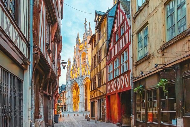 Höhepunkte Nordfrankreichs - Paris, Loire-Tal & Normandie - Fachwerkhäuser und Kathedrale in Rouen