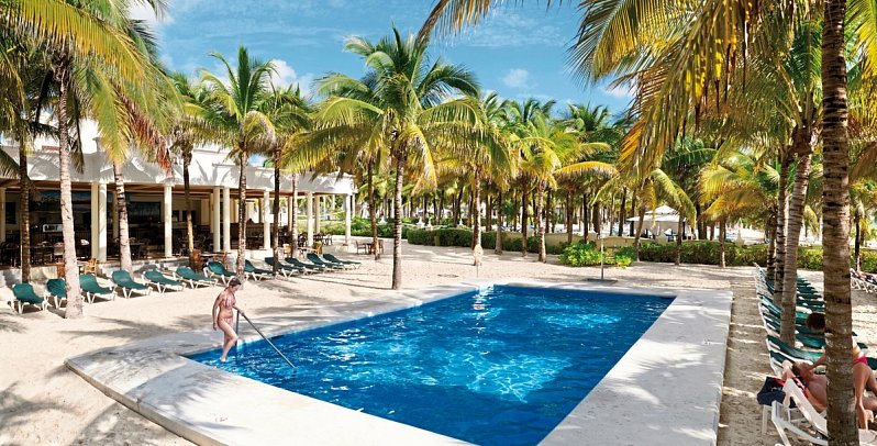 RIU Lupita - Pool am Strand