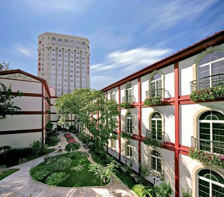 Dong Fang Hotel - Hotelinnenhof