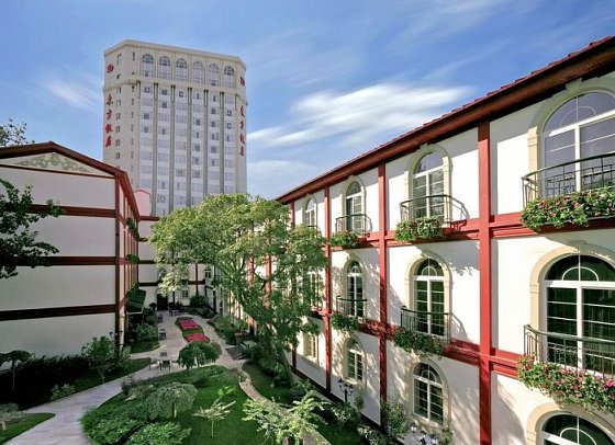 Dong Fang Hotel - Hotelinnenhof
