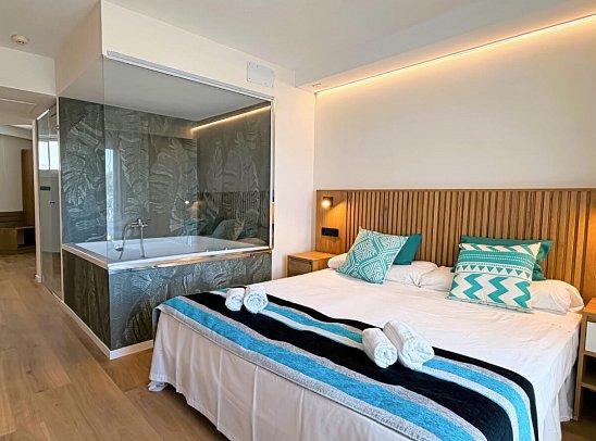 Welikehotel Triton Beach - Wohnbeispiel Doppelzimmer Deluxe mit Balkon und Jacuzzi (Zimmercodierung DD2)