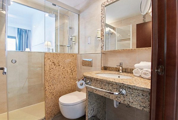 Los Geranios - Beispiel Bad Doppelzimmer Superior Meerblick (Zimmercodierung DSM)