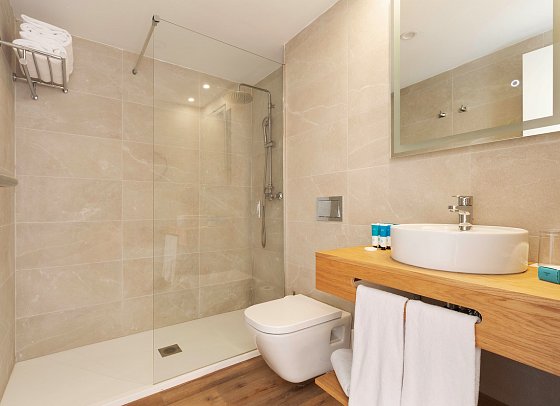 Alua Suites Las Rocas - Beispiel Bad Suite 2 Schlafzimmer (Zimmercodierung WB2)