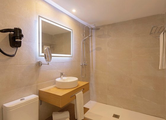 Alua Suites Las Rocas - Beispiel Bad Suite 1 Schlafzimmer (Zimmercodierungen WB1 & WBM)