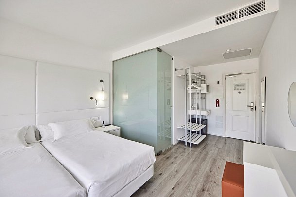 Astoria Playa - Wohnbeispiel Doppelzimmer grosser Balkon mit Bali Bed (Zimmercodierung DB2)
