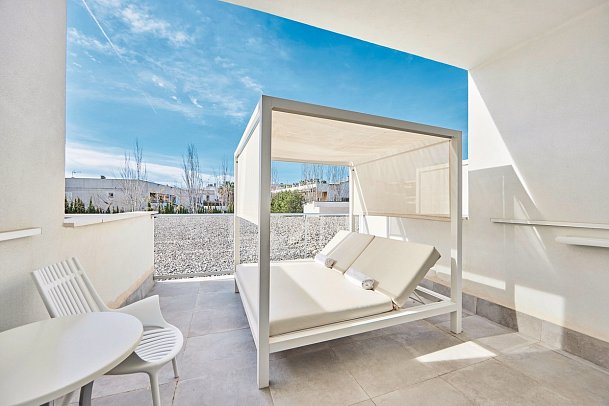 Astoria Playa - Wohnbeispiel Doppelzimmer grosser Balkon mit Bali Bed (Zimmercodierung DB2)