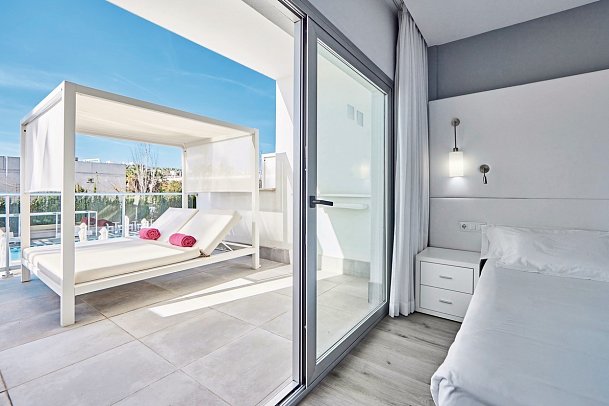 Astoria Playa - Wohnbeispiel Doppelzimmer Deluxe Poolblick mit Bali Bed (Zimmercodierung DDP)